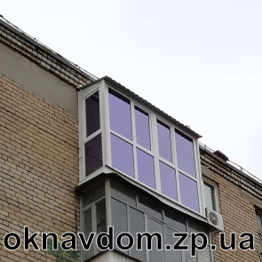 Французский балкон с рефлекторным голубым стеклом с крышей