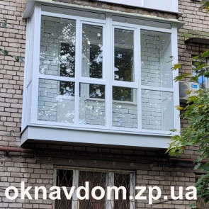 Французский балкон в Запорожье, фасад полностью стекло, бока - сендвич.