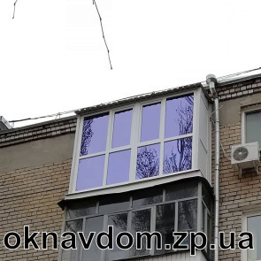 Французский балкон под ключ в Запорожье. Сделан каркас под установку французского балкона с поднятием уровня пола и независимая крыша, т.к. последний этаж. Остекление балкона из рефлекторного стекла голубого цвета. Одна боковушка закрыта сендвич-панелью, другая стекло со створкой. Французский балкон — это стильно, надежно, и экономично. После установки французского остекления вы экономите на внутренней обшивке и утеплении.