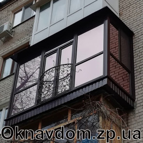 Разварка с расширением плиты на основе швеллеров. Швеллер зашит профнастилом. Французское остекление из ламинированного профиля WDS с тонированным стеклопакетом бронза, центральные створки исполнены в виде дверей. Установлены декоративные перила с кованными элементами.