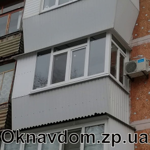 Балкон с выносом в панельной хрущевке Запорожье. Разварка под подоконник 350мм, обшивка наружная профнастил, козырек оцинковка. Остекление балкона г-образное, боковушка открывная для обслуживания кондиционера, одна часть зашита под шкаф.