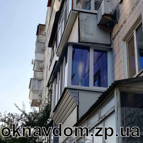 Балкон в 9-ти этажке с разваркой под подоконник (короткая косынка) в Запорожье. В случае когда перила это бетонная плита, целесообразнее делать разварку короткая косынка- когда зашивается только часть где сделан вынос. Обшивка сайдинг. Пластиковые окна на балкон г-образно, фасадная часть с двумя открываниями, боковое окно с открыванием для помыть и обслуживания кондиционера. Сделан пол, утепление с внутренней обшивкой балкона. Стекло рефлекторное голубого цвета.