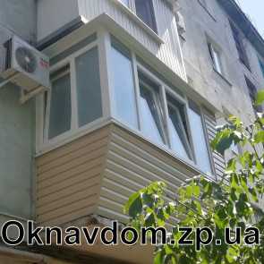 Балкон под ключ в Запорожье, разварка с выносом под подоконник, обшивка наржуная сайдинг. Остекление Г-образное из профиля Aluplast Ideal 2000, боковое окно-стекло кризет, свет пропускает, но не видно что внутри.
