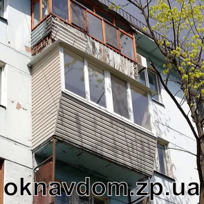 Балкон под ключ в Запорожье, разварка с выносом под подоконник, обшивка наржуная сайдинг. Остекление по фасаду на всю длину , боковые стенки зашиты садингом. Внутрення обшивка ламинированным пластиком, деревянне полы с линолеумом.