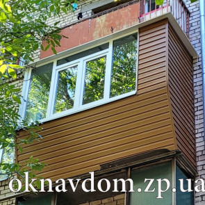 Балкон в кирпичной хрущевке, сделана разварка под подоконник с новыми перилами, обшит сайдингом под золотой дуб, сделан оцинкованный козырёк (проклеен битумной лентой для виброизоляции), г-образное остекление окна Rehau.