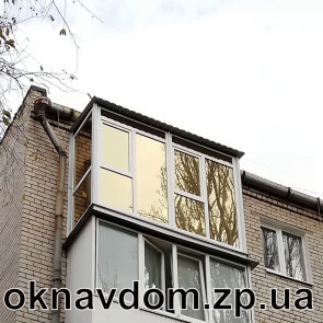Французский балкон с крышей в Запорожье. Сделана разварка под французское остекление с крышей. Остекление профилем Rehau со стеклопакетом с тонировкой пленкой. Сделан деревянный пол, потолок подшит пластиком , освещение точечными светильниками, потолочная бельвая сушилка. Внутрення стена облицована декаративной гипсовой плиткой.